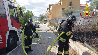 Auto prende fuoco dopo l’incidente, salva per miracolo la donna al volante